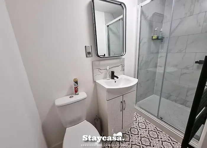 Delightful Spacious Haven With Large Driveway *