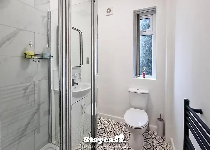 Delightful Spacious Haven With Large Driveway 曼彻斯特