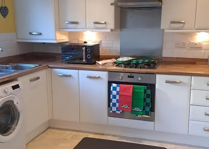 Tropical Sun Homes - Beautiful Spacious 3 Bed In A Serene Environment With Free Parking For 2 Cars