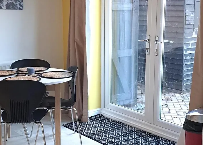 Tropical Sun Homes - Beautiful Spacious 3 Bed In A Serene Environment With Free Parking For 2 Cars Manchester