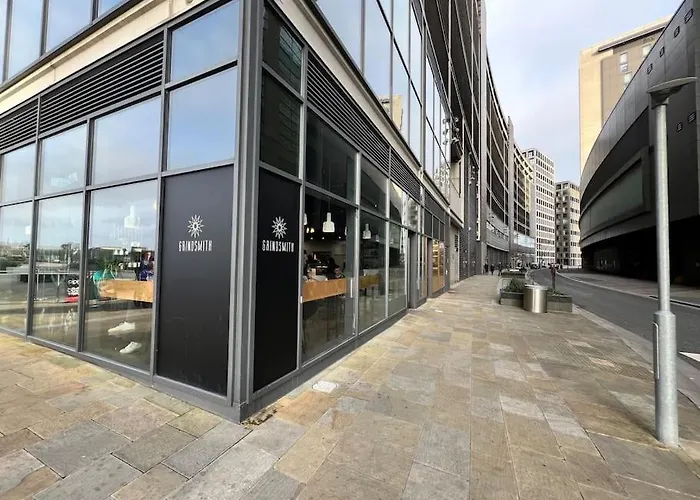 Spacious 2 Bedroom Flat Stunning Waterside View Apartment Manchester