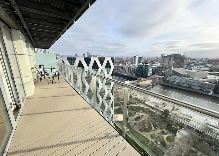 Spacious 2 Bedroom Flat Stunning Waterside View