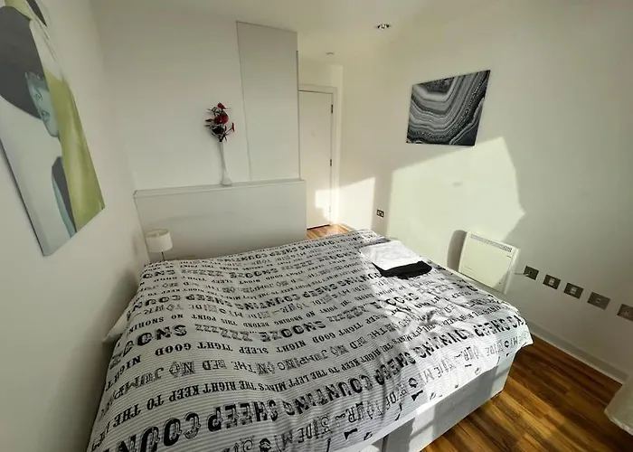 Spacious 2 Bedroom Flat Stunning Waterside View Apartamento Manchester