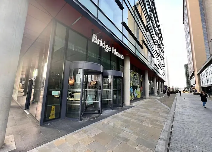 Spacious 2 Bedroom Flat Stunning Waterside View Apartment *