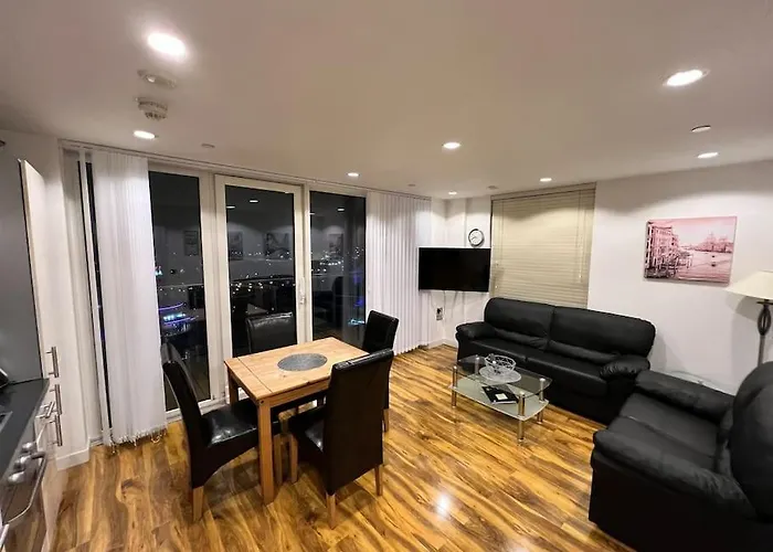 Spacious 2 Bedroom Flat Stunning Waterside View Apartment Manchester