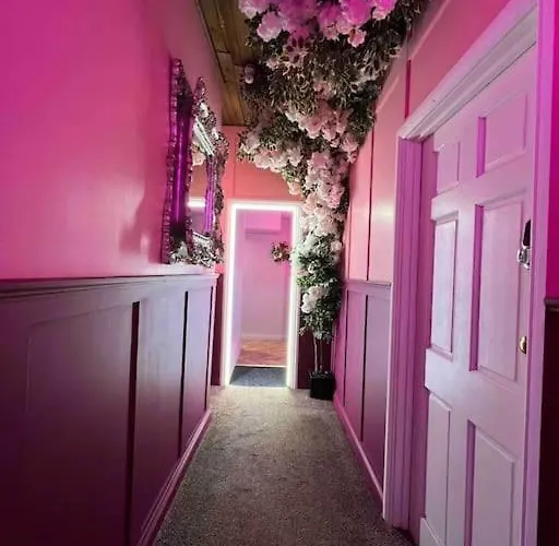 Apartment Manchester's Only Themed Slumber Party For 8 With Makeup *