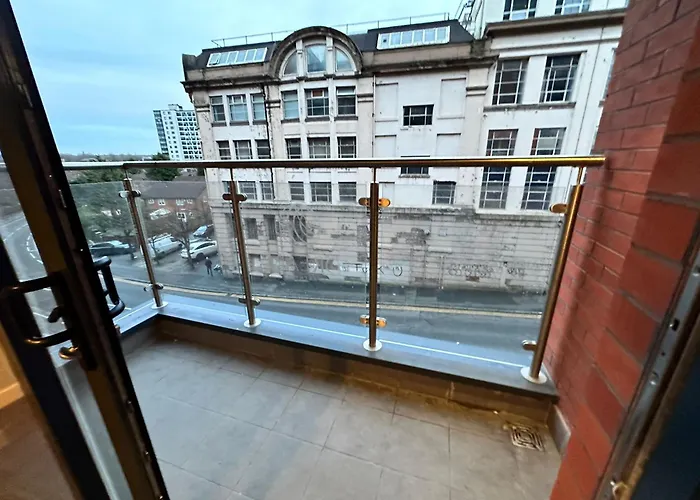 Adelphi Wharf By Beehosting * Manchester