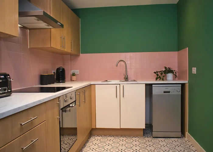 Spacious 2bdr By Torr Group Short Lets & Serviced With Free Underground Allocated Parking Μάντσεστερ