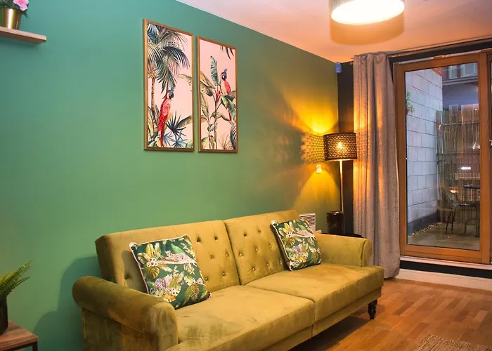 Spacious 2bdr By Torr Group Short Lets & Serviced With Free Underground Allocated Parking Μάντσεστερ