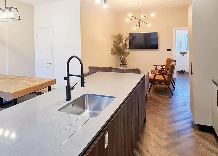 Ferienhaus Stunning Luxury Spacious - 5 Bedrooms - Rest & Recharge In