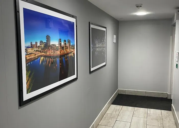 Old Trafford Cityview En-suite Apt مانشستر