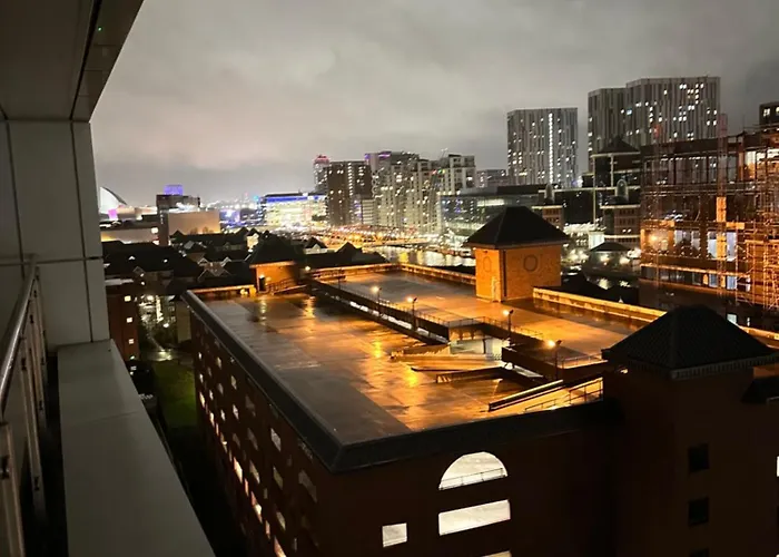 Avalora Short Lets & Serviced Accommodation - 2Bed & 2Baths Ensuite, Parking, Balcony, Wi-Fi, Netflix, Media City Daire