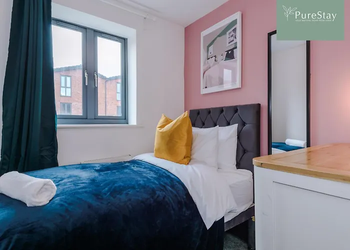 度假居 Modern 5 Bedroom House In By Purestay - Short With Service & Free Parking