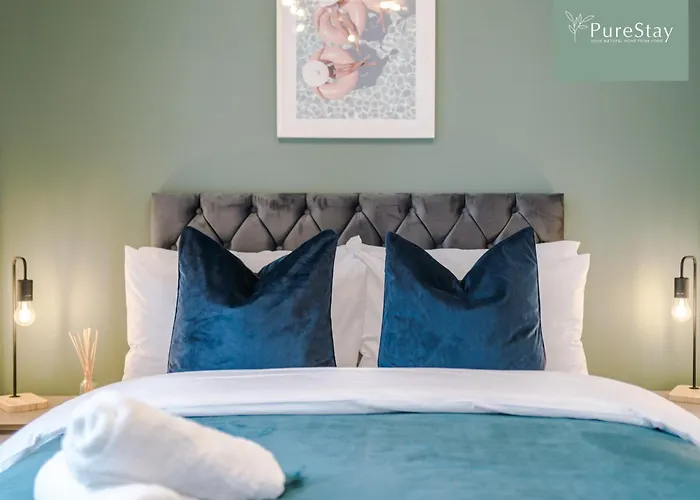 Modern 5 Bedroom House In By Purestay - Short With Service & Free Parking