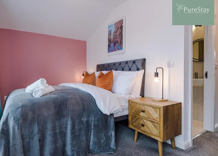 Modern 5 Bedroom House In By Purestay - Short With Service & Free Parking 曼彻斯特