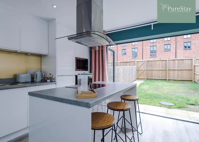 度假居 Modern 5 Bedroom House In By Purestay - Short With Service & Free Parking *