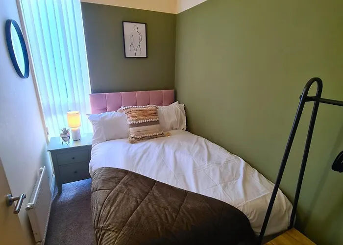 3 Bed House Etihad Stadium, Coop Live Private Parking With Optional Hot Tub *