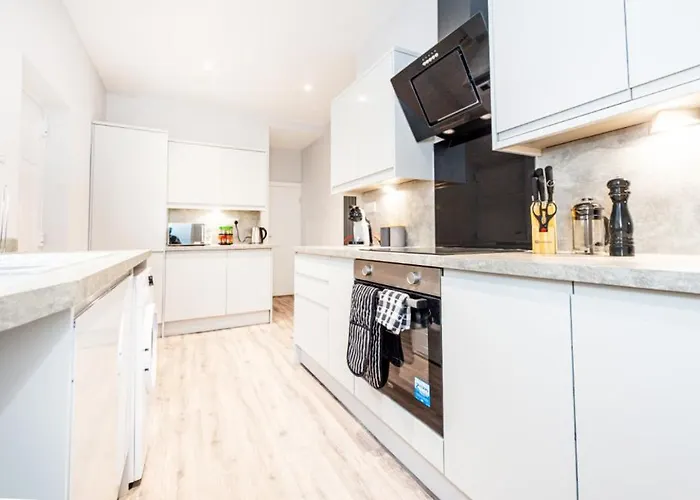 Hassle-free & Handsome Brand-new 3-bed *