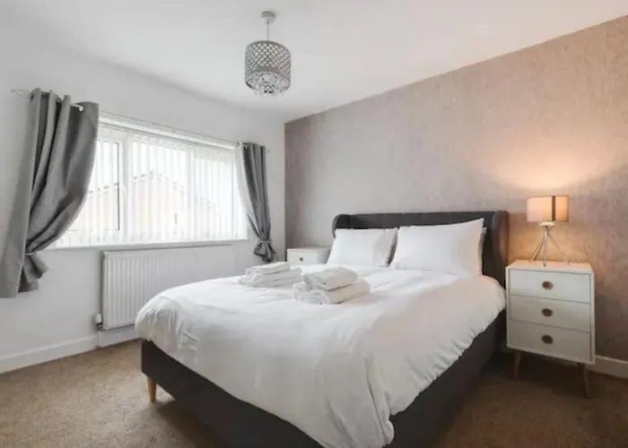 New Build House Near Trafford Centre With Drive Holiday home Manchester