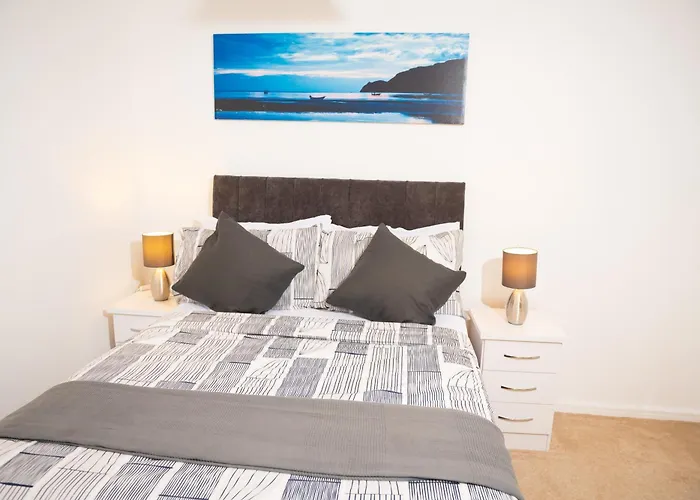 Luxury Two Bedroom Flat Opposite Coop Live N Etihad Stadium With Free Secure Parking, Netflix And Sky Tv