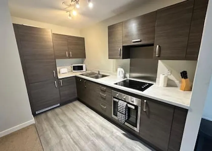 Modern 1 Bed Sleeps 2 דירה