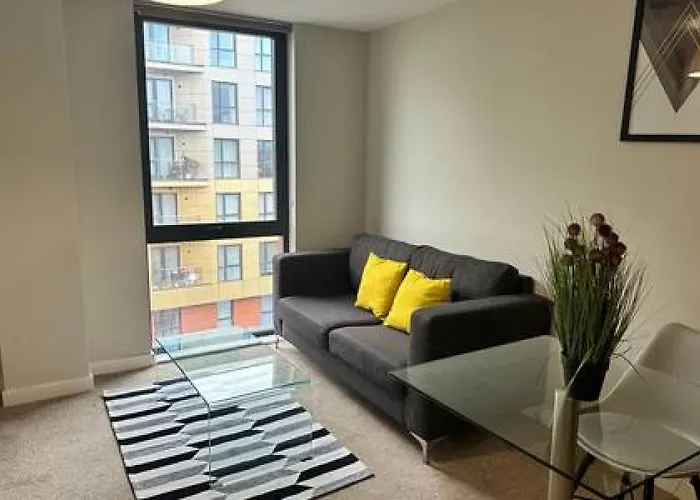 Modern 1 Bed Sleeps 2 דירה