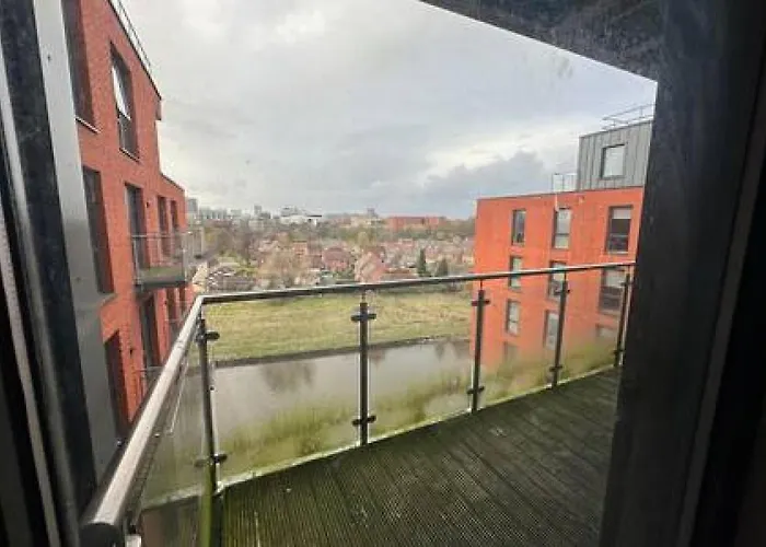 Large 2 Bed With Balcony And Sofa Bed Sleeps 6 * Manchester