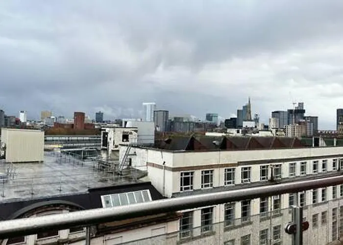 Large 1 Bed Mcr And Huge Terrace Sleeps 4 *