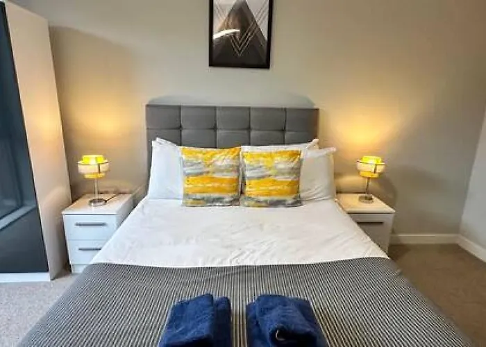 Large 1 Bed Mcr And Huge Terrace Sleeps 4 *