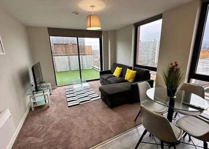 Large 1 Bed Mcr And Huge Terrace Sleeps 4 *