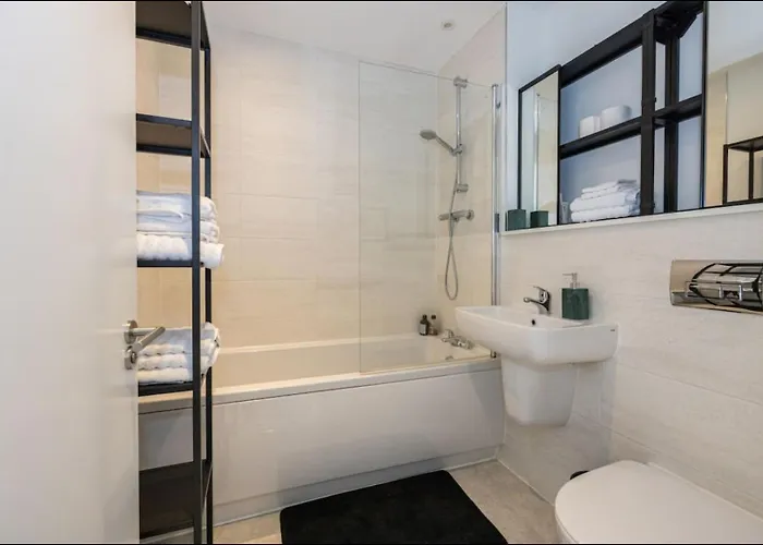 Elegance Retreat - 2 Bed With Parking *