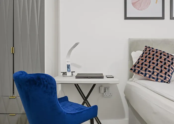 Stylish & Spacious Salford Quays One Bedroom High Floor With Balcony Manchester