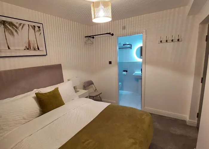 Bankwell Street Two Bedroom -apartment With Parking Μάντσεστερ