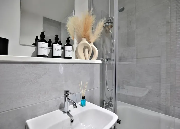 Avalora Short Lets & Serviced Accommodation - 2Bed & 2Baths Ensuite, Parking, Balcony, Wi-Fi, Netflix, Media City Daire Manchester