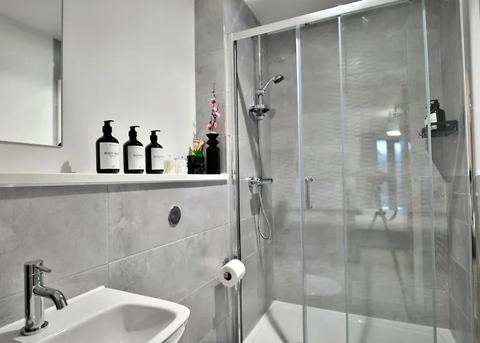 Avalora Short Lets & Serviced Accommodation - 2Bed & 2Baths Ensuite, Parking, Balcony, Wi-Fi, Netflix, Media City Daire *