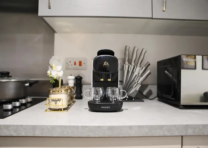 Daire Avalora Short Lets & Serviced Accommodation - 2Bed & 2Baths Ensuite, Parking, Balcony, Wi-Fi, Netflix, Media City Manchester