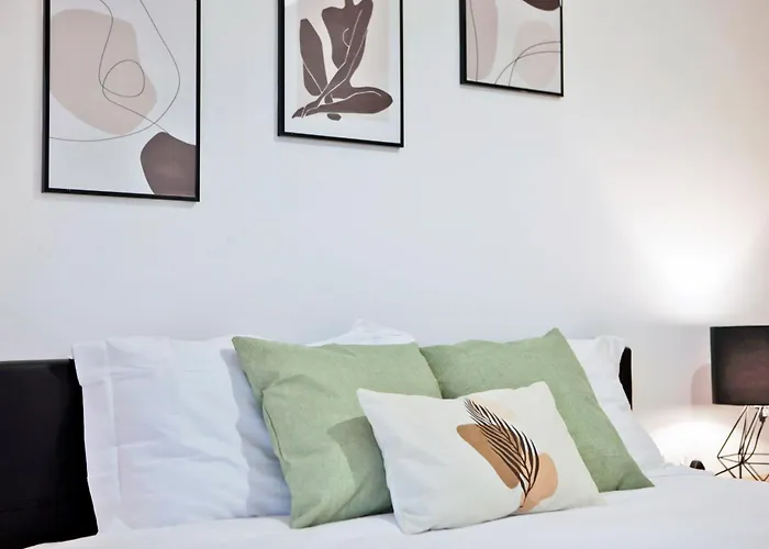 Avalora Short Lets & Serviced Accommodation - 2Bed & 2Baths Ensuite, Parking, Balcony, Wi-Fi, Netflix, Media City *