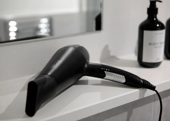 Avalora Short Lets & Serviced Accommodation - 2Bed & 2Baths Ensuite, Parking, Balcony, Wi-Fi, Netflix, Media City Daire *