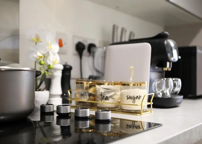 Avalora Short Lets & Serviced Accommodation - 2Bed & 2Baths Ensuite, Parking, Balcony, Wi-Fi, Netflix, Media City * Manchester