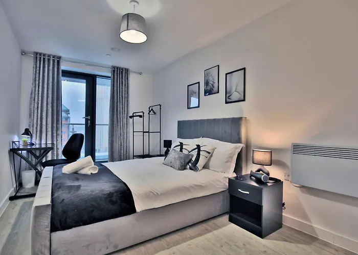 Avalora Short Lets & Serviced Accommodation - 2Bed & 2Baths Ensuite, Parking, Balcony, Wi-Fi, Netflix, Media City Daire