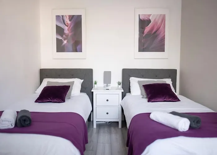 8 Bed, Comfortably Sleeps 10, 3 Bath House, 5 Mins Centre 曼彻斯特