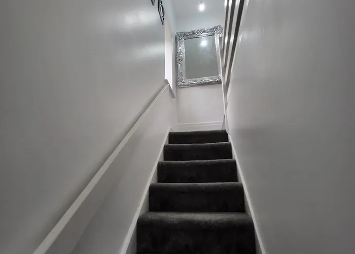 Serene 3br With Free Parking Манчестер