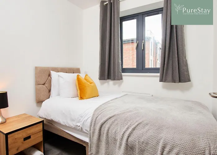 Purestay Manchester: 5-bedroom Business Haven Holiday home *