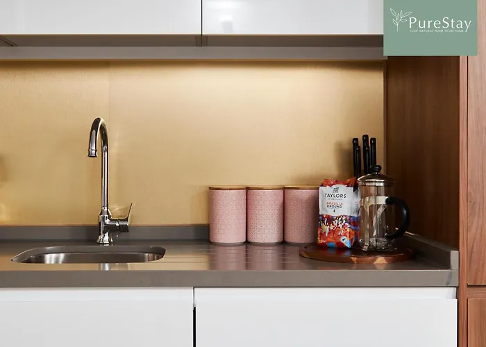 Purestay Manchester: 5-bedroom Business Haven Holiday home *