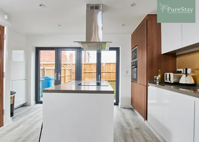 Purestay Manchester: 5-bedroom Business Haven Holiday home *
