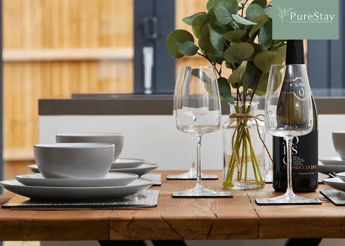 Luxury 5-bedroom House Sleeps 9 With Private Garden By Purestay Hébergement de vacances *