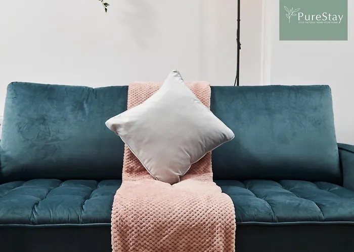 Luxury 5-bedroom House Sleeps 9 With Private Garden By Purestay