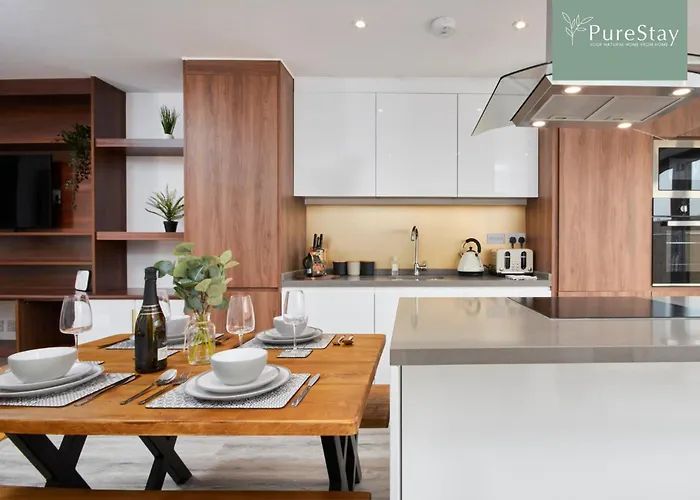 Hébergement de vacances Luxury 5-bedroom House Sleeps 9 With Private Garden By Purestay Manchester