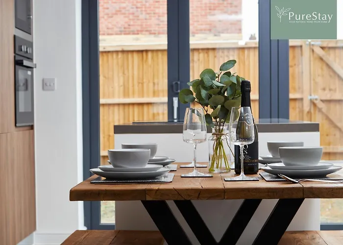 Luxury 5-bedroom House Sleeps 9 With Private Garden By Purestay Hébergement de vacances *