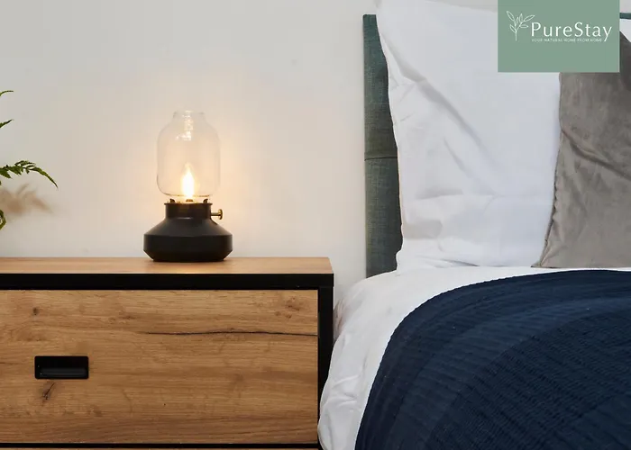 Luxury 5-bedroom House Sleeps 9 With Private Garden By Purestay * Manchester